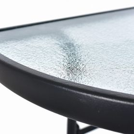 Polkruhový čierny sklenený stolík na balkón
