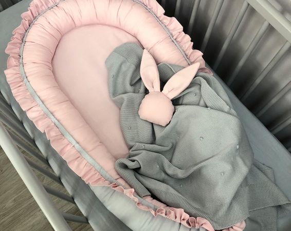 Detské hniezdo s volánikom púdrovo ružové/sivé