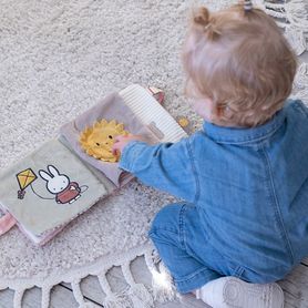 Textilná knižka s aktivitami králiček Miffy Fluffy Pink