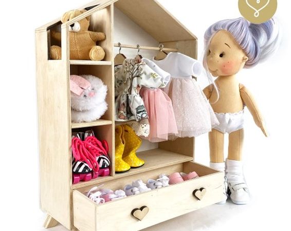Drevený šatník pre bábiky