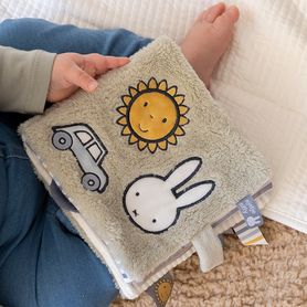 Textilná knižka s aktivitami králiček Miffy Fluffy Green