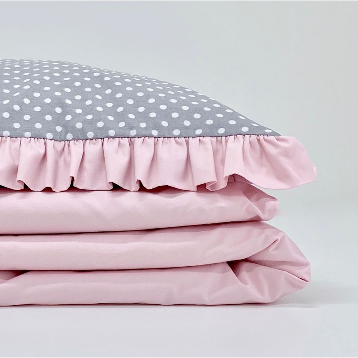 Bavlnená posteľná bielizeň s volánikom, siva s púdrovo ružovým volánikom