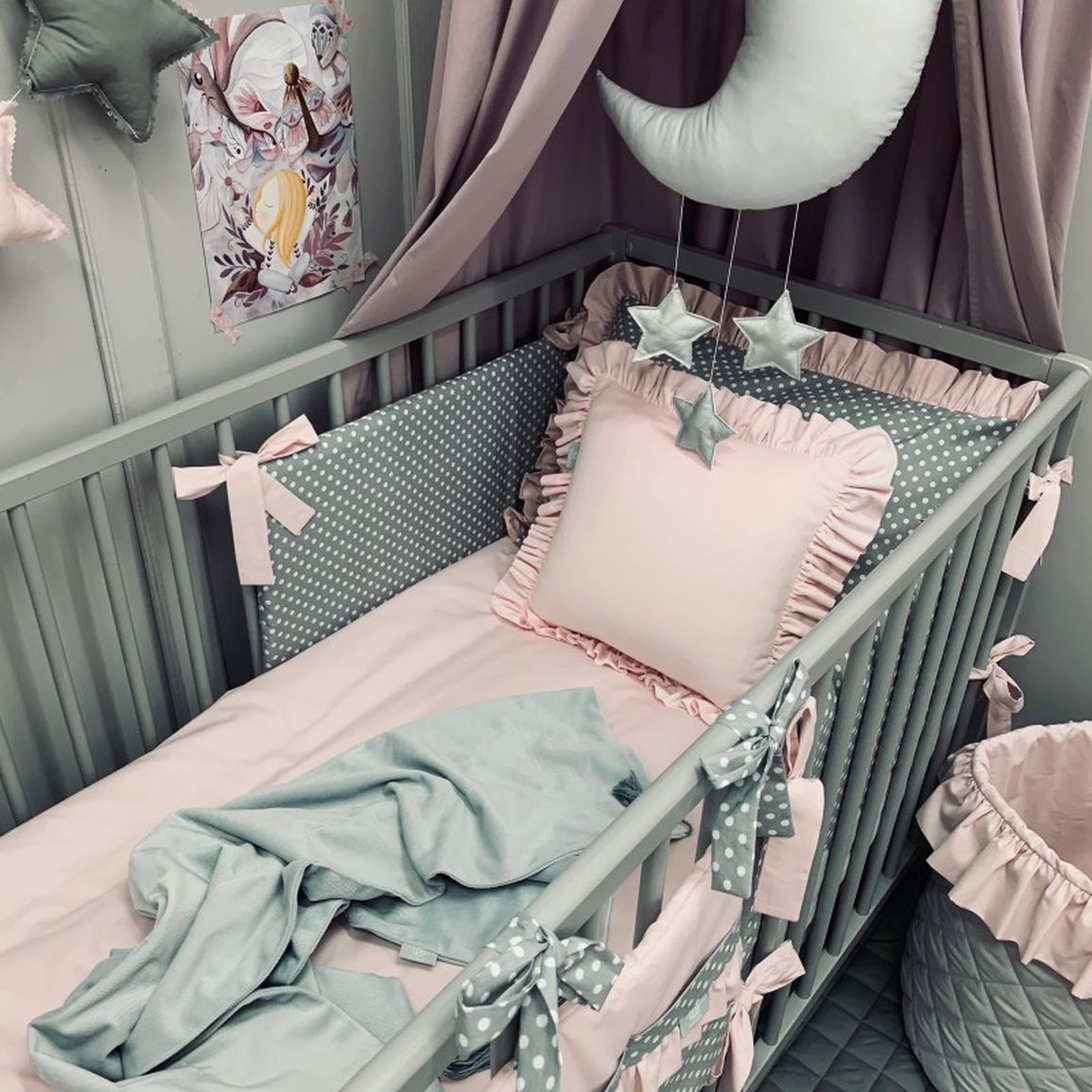 Bavlnená posteľná bielizeň s volánikom, sivá s púdrovo ružovým volánikom