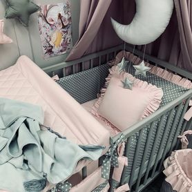 Bavlnená posteľná bielizeň s volánikom, sivá s púdrovo ružovým volánikom