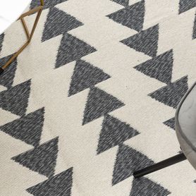 Obojstranný šnúrkový ekologický koberec TWIN 22994 Trojuholníkový vzor, so strapcami, antracit - krémový