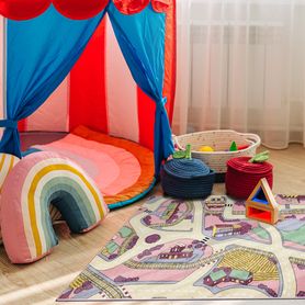 Protišmykový detský koberec REBEL ROADS 63 Mestečko, ružovo - béžový